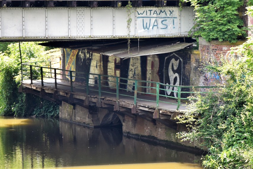 Kładka pod mostem nad Młynówką jest zamknięta od ponad...