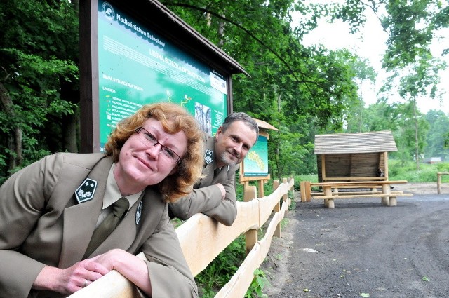 Sulechowski nadleśniczy Jarosław Pańczuk cieszy się, że to w jego nadlesnictwie zainaugurowano budowę leśnych postyojów. Obok Iwona Patalan-Misiaszek zajmująca się edukacją leśną.