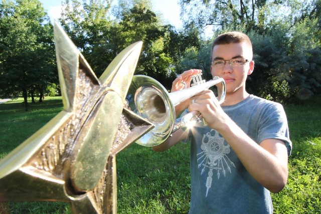 Kuba uczy się w szkole muzycznej w Kielcach. Dzięki zawodowej grze na trąbce zdobył statuetkę Scyzoryka.