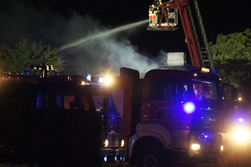 Pożar w Kaliszu - z ogniem walczyło 10 zastępów straży pożarnej [ZDJĘCIA]