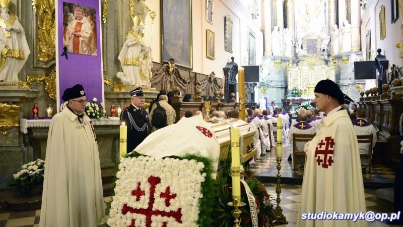 Wiele osób uczestniczyło w pogrzebie księdza Mirosława...