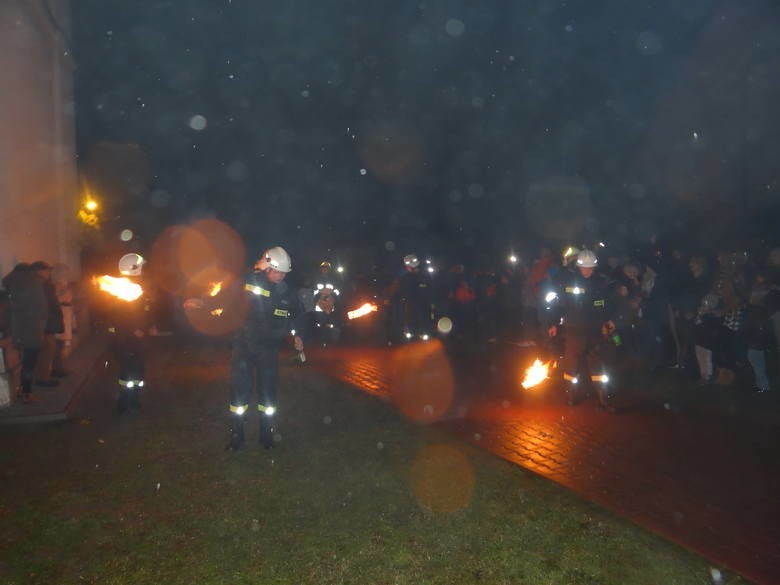 Z powodu pandemii tradycyjne, wielkanocne bziukanie w Koprzywnicy nie odbędzie się. Zobacz na zdjęciach  jak było przed pandemią