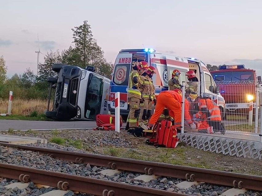 Antonowo. Wypadek na przejeździe kolejowym. Samochód dostawczy zderzył się z szynobusem. Zobacz relację strażaków [ZDJĘCIA] 