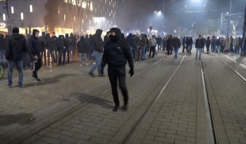 Holandia: Zamieszki w Rotterdamie. Policja strzelała do protestujących przeciwko obostrzeniom, są ranni [ZDJĘCIA]