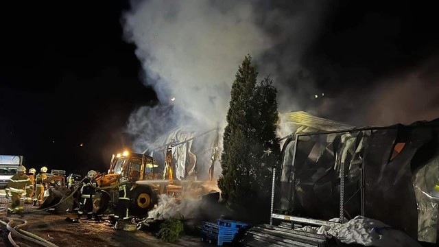 Ogień zniszczył rodzinną firmę, działającą od prawie 30 lat przy ulicy Stromej w Wieliczce. Jej właściciele stracili dorobek życia. Uruchomiono już zbiórkę funduszy na rzecz pogorzelców