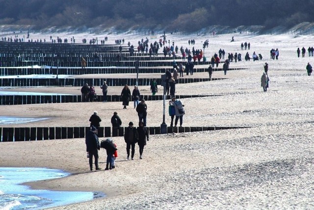 Plaża w Kołobrzegu. Tu już można spotkać sporo turystów