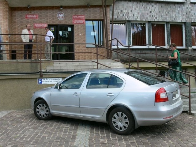 Prywatne auto Jerzego Żmijewskiego stoi tuż przy wejściu do budynku. Pozostali pracownicy mają zostawiać samochody z tyłu biurowca.