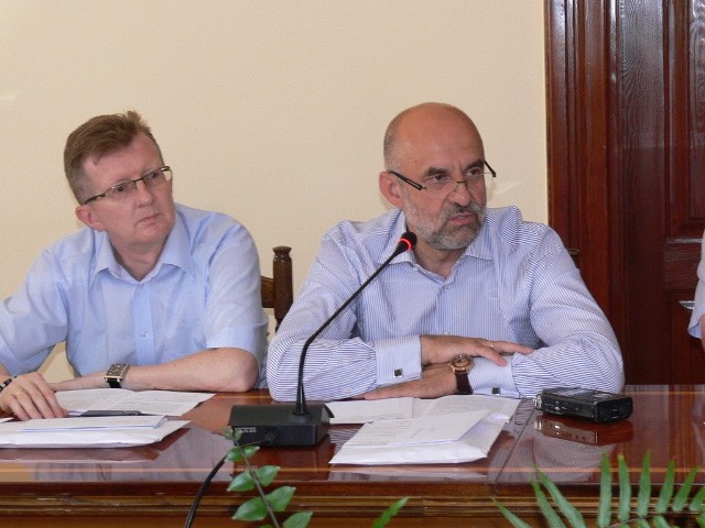 Tomasz Lenard (z prawej) przekonywał, że opłaty są zbyt wygórowane, bo pochopnie wyliczono wzrost ilości odpadów wytwarzanych przez mieszkańców, naliczono dodatkowe koszty administracyjne oraz egzekucyjne.