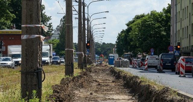 Wąsko na BroniewskiegoKłopoty czekają również kierowców na ulicy Broniewskiego pomiędzy jej skrzyżowaniami z ulicą Sienkiewicza i Reja. Trwa tam kolejny etap modernizacji torowisk tramwajowych i sieci trakcyjnej.  Tor południowy, czyli ten od strony ul. Bydgoskiej, został zdemontowany. Tak samo sieć trakcyjna. Teraz prowadzone są tam prace związane z wykonywaniem fundamentów pod nowe słupy trakcyjne oraz korytowanie pod warstwy konstrukcyjne torowiska. Powstaje też jego podbudowa. Równocześnie prowadzona jest przebudowa kolizji wodociągowych i montowane są studnie drenażowe. Ulica jest zwężona, poza tym trzeba uważać na maszyny budowlane. Dodatkowo od poniedziałku 21 czerwca 2021 r. od godziny 8.00 na fragmencie ulicy Broniewskiego od strony Osiedla Sztuk Pięknych na odcinku od ul. Wyspiańskiego do wys. ul. Kochanowskiego, ruch drogowy zostanie również zwężony do jednego pasa.Czytaj dalej. Przesuwaj zdjęcia w prawo - naciśnij strzałkę lub przycisk NASTĘPNEPOLECAMY TAKŻE: 10 największych grzechów MZK Toruń. To najbardziej Was denerwuje!W samochodach będą czarne skrzynki. Po co i od kiedy?