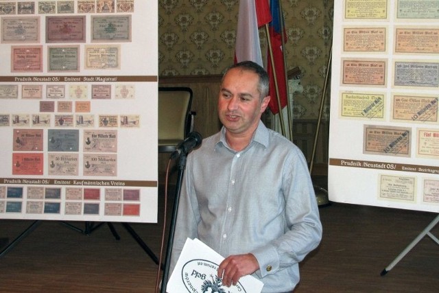 Andrzej Cisak w czasie spotkania promocyjnego swojej książki w prudnickim Białym Domu.