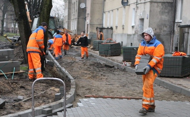 Na podwórku pomiędzy ul. Szczecińską, Sobieskiego i Piotra Skargi drogowcy układają chodnik.