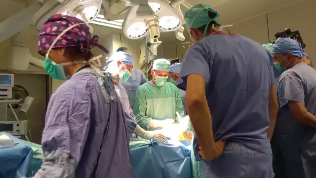 „Wyzwania w chirurgii gruczołu piersiowego” – tak zatytułowane będą kolejne warsztaty onkologiczne organizowane w Wojewódzkim Szpitalu Specjalistycznym w Słupsku. W dniach 9 -10 września przy stole operacyjnym spotkają się lekarze z Polski i z zagranicy, aby wspólnie omawiać trudne tematy w zakresie chirurgii piersi.