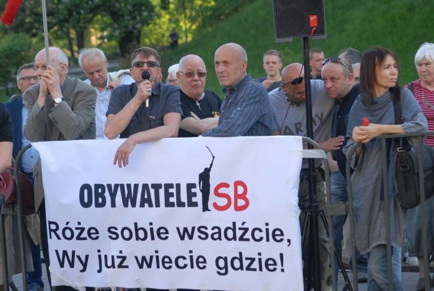 Jarosława Kaczyńskiego w drodze na Wawel przywitały cztery demonstracje i białe róże [WIDEO]