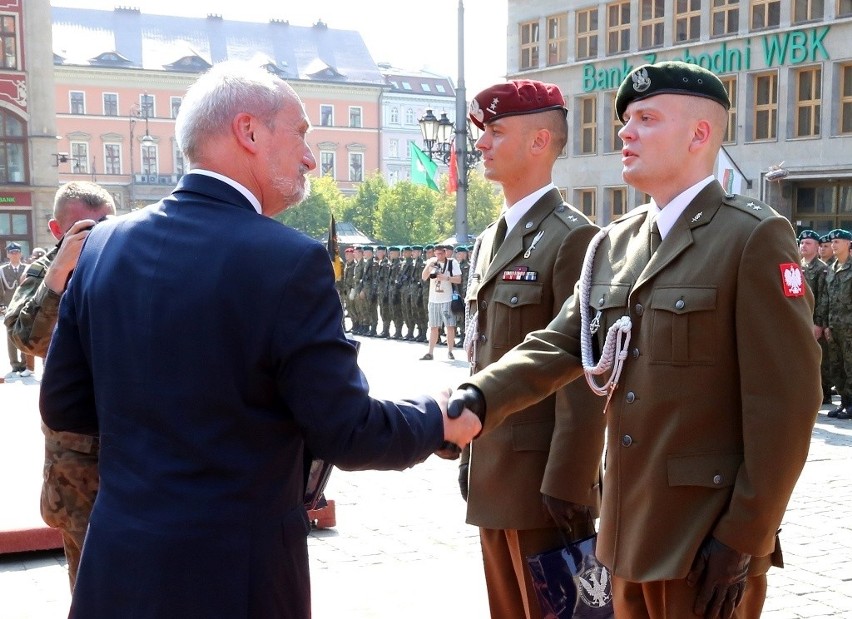 432 nowych oficerów we Wrocławiu. Był też minister obrony narodowej [ZDJĘCIA]