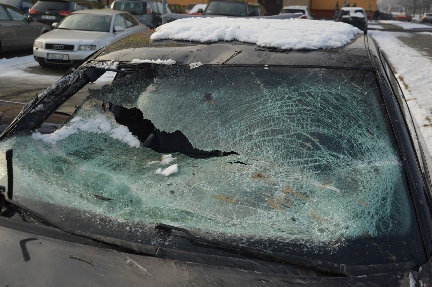 W Bełchatowie na os. Dolnośląskim pijany kierowca uszkodził cztery samochody