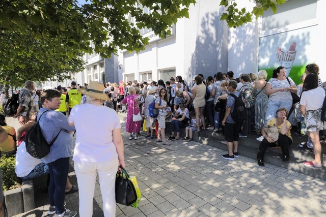 Długie kolejki od samego rana znów ustawiły się przy punkcie wydawania darów PCK przy Międzynarodowych Targach Poznańskich. Uchodźcy cały czas potrzebują pomocy, a w piątek mogą otrzymać specjalne darmowe bony. Zobaczcie zdjęcia ogromnej kolejki przed MTP w Poznaniu.Zobacz więcej zdjęć --->