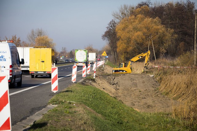 Rozpoczął się remont siódemki. Ciężki sprzęt pojawił się na poboczu drogi na odcinku pomiędzy Jedlińskiem a Wsolą.