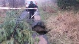 Zapadła się droga w Starachowicach. Dziura ma dwa metry 