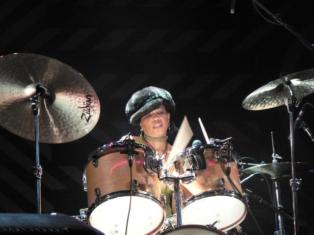 Amerykańska perkusistka, Cindy Blackman Santana, na koncie ma m.in. kilkanaście lat grania w zespole Lenny’ego Kravitza.