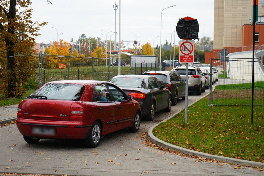 Mieszkańcy Rzeszowa skarżą się na punkty poboru wymazów w kierunku koronawirusa. Korki, tłumy i strach przed zakażeniem