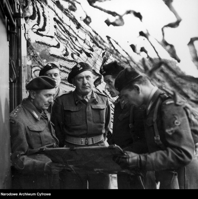 Generał Stanisław Maczek (w środku), 1944 rok