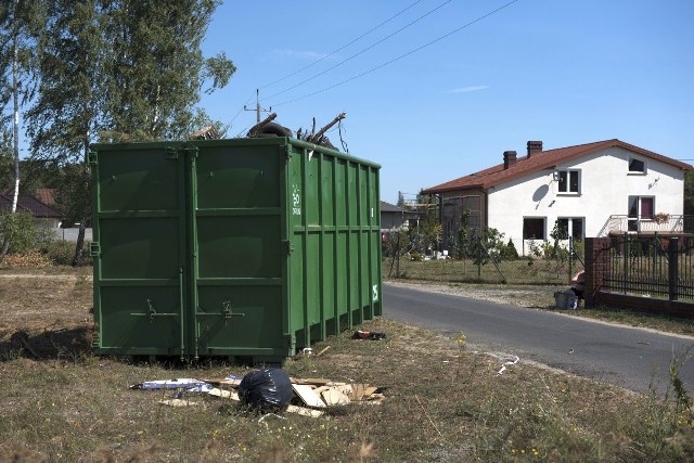 O najwyższą pomoc finansową (do 100 tysięcy zł) mogą ubiegać się ci, którzy swoje domy muszą odbudować, a nie wyremontować. Z gminy Obrowo do wojewody powędrowało osiem takich wniosków.Pieniądze na konto gminy, opatrzone hasłem "Pomoc dla poszkodowanych z terenu gminy Obrowo" wpłacali też ludzie i z regionu, i z drugiego końca Polski. - Uzbierało się 67 tysięcy zł. Przeznaczymy je na opłacenie materiałów budowlanych. Stoimy tylko przed decyzją, czy pieniądze przelewać mieszkańcom czy od razu hurtowniom budowlanym - zaznacza Andrzej Wieczyński, wójt Obrowa.