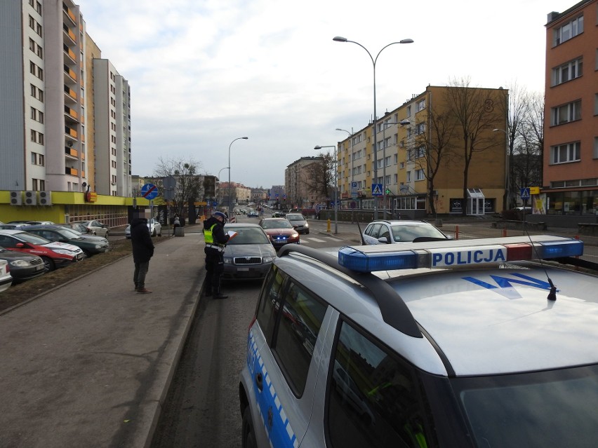 Wypadek na ul. Bohaterów Getta. Potrącenie pieszego na przejściu dla pieszych. Do szpitala trafiły dwie osoby [ZDJĘCIA, WIDEO]