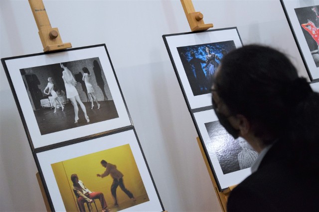 W foyer Teatru Miejskiego w Inowrocławiu obejrzeć można ciekawą wystawę fotograficzną zatytułowaną "Bez kurtyny". Autorem zdjęć jest Wojtek Szabelski