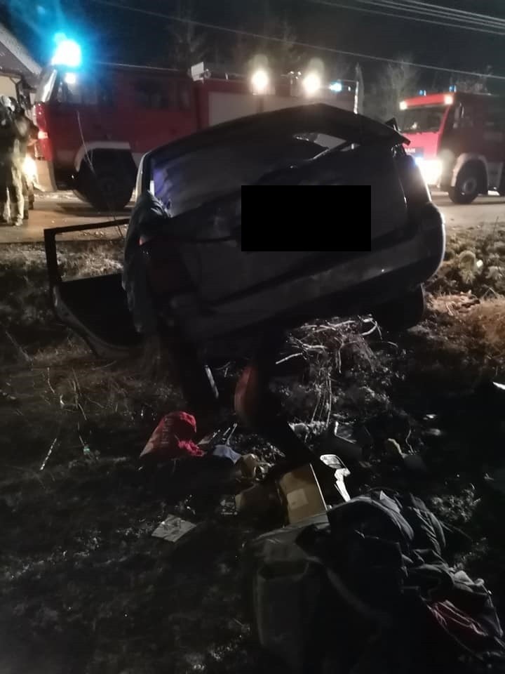 Wypadek w Woli Zagojskiej. Volkswagen dachował na poboczu drogi, dwie osoby poszkodowane [ZDJĘCIA]