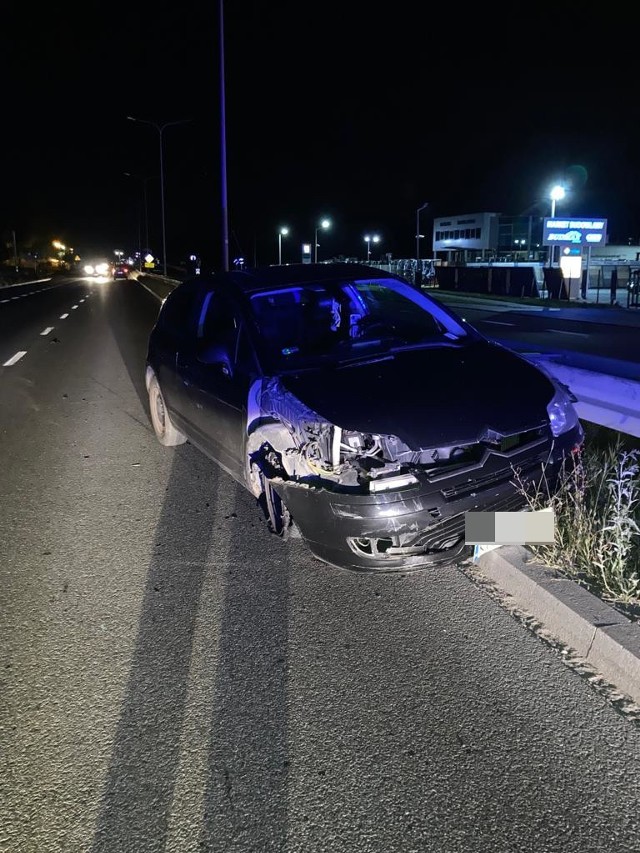 Citroen, którym 36-latek uciekał przed policją. Gdy rozbił samochód wjeżdżając na jeden z parkingów w Krakowie, porzucił pojazd i podjął ucieczkę pieszo