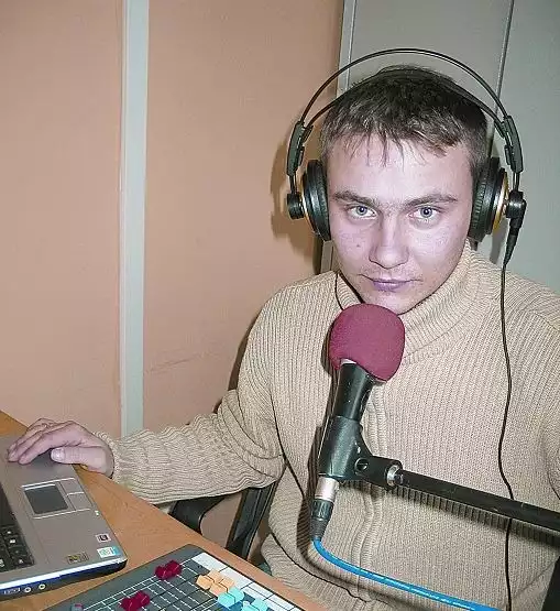 Znajomi mówią o Mariuszu Szpakowskim, że jest pracowity, zwariowany i zawsze pomocny. Jest akustykiem, ma radio, pisze do gazety i gasi pożary.