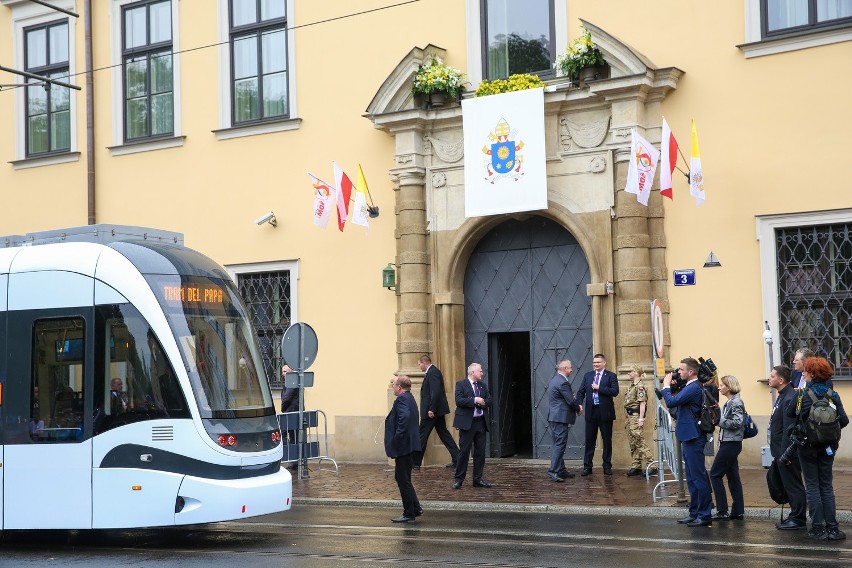 Papież odbiera klucze do bram miasta