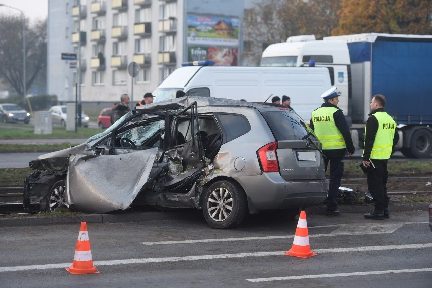 Tramwaj zderzył się z samochodem. Pięć osób rannych