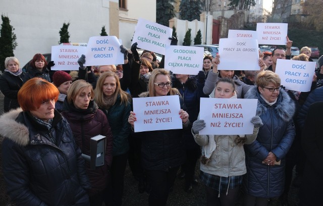 Trwa ogólnopolski protest pracowników administracyjnych sądów w Polsce. Ma potrwać do 21 grudnia. Pracownicy domagają się podwyższenia wynagrodzenia. Od 2010 r. do 2016 r. ich płace były zamrożone, a obecna podwyżka na poziomie 5 proc. (około 100 zł) od 2019 r. ich nie satysfakcjonuje. Czarę goryczy przelało pismo ministra sprawiedliwości do pracowników, w którym to składa wyrazy wdzięczności i uznania za ciężką pracę i wysiłek wkładany w wykonywanie powierzonych obowiązków, natomiast nie proponuje realnego wzrostu płac.Pracownicy Sądu Rejonowego w Przemyślu w akcie solidarności odchodzą od swoich stanowisk pracy od godz. 12 do godz. 12.15. Forma protestu w kolejnych dniach może ulec zmianie. Protestujący domagają się podwyżek o 1000 zł w 2019 r. i kolejne 500 zł w 2020 r.