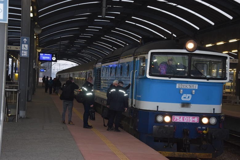 Po 13 latach wrócił wyjątkowy pociąg do Jeleniej Góry. Z Krakowa toczy się prawie 7 godzin!