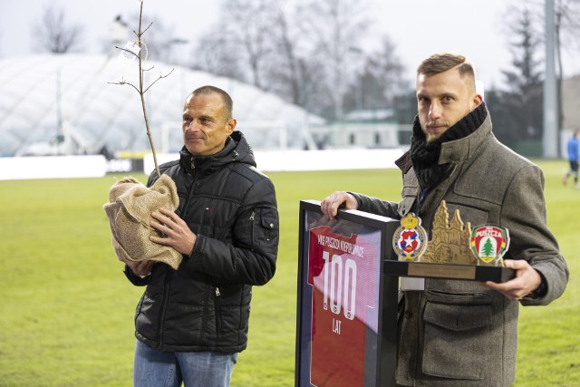 Współwłaściciel Wisły Kraków Adam Łanoszka z sadzonką dębu, obok prezes Puszczy Marek Bartoszek