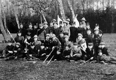 Harcerze 3. Krakowskiej Drużyny Harcerskiej im. Kazimierza Pułaskiego w Lasku Wolskim. Rok 1912. Fot. Archiwum "Zielonej Trójki"