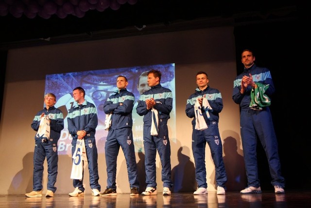 Oni mają pomóc Flocie w utrzymaniu, czyli piłkarze pozyskani zimą. Od lewej: Jakub Pułka, Sebastian Kamiński, Łukasz Sołowiej, Klimas Gusocenko, Nenad Erić i Darko Brljak.