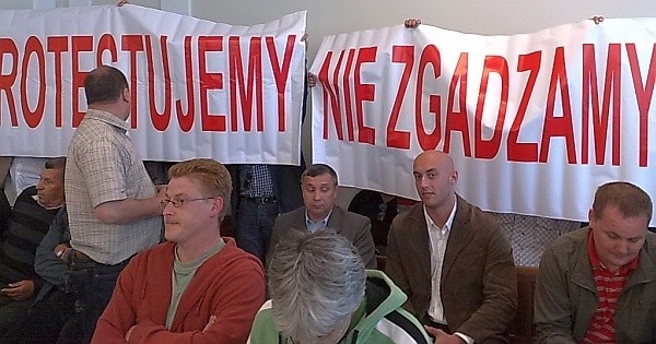 Koledzy napadniętego przynieśli do sądu transparenty: "Protestujemy! Nie zgadzamy się!"