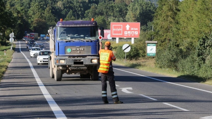 Drogowcy zablokowali "7" koło Chęcin. Gigantyczne korki