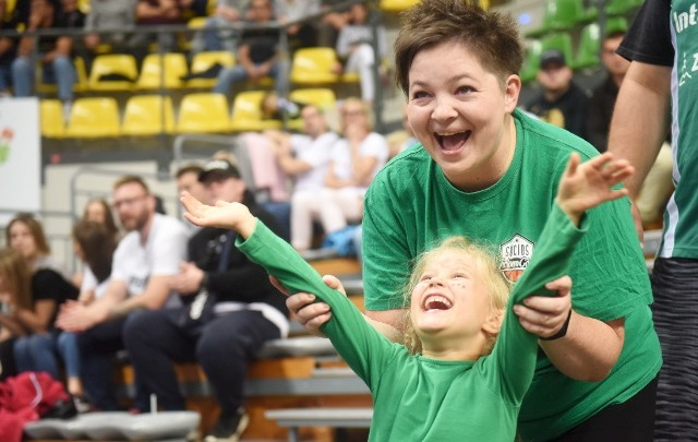 W piątek (17 września) koszykarze Enei Zastalu BC Zielona Góra rozgrywali kolejny mecz w ekstraklasie. I jak zwykle w hali CRS mogli liczyć na świetny doping swoich kibiców. Zobacz, co się działo na trybunach w spotkaniu z Grupą Sierleckimi Czarnymi Słupsk!Wideo: Kibice Zastalu Enei BC Zielona Góra w meczu z MKS Dabrową