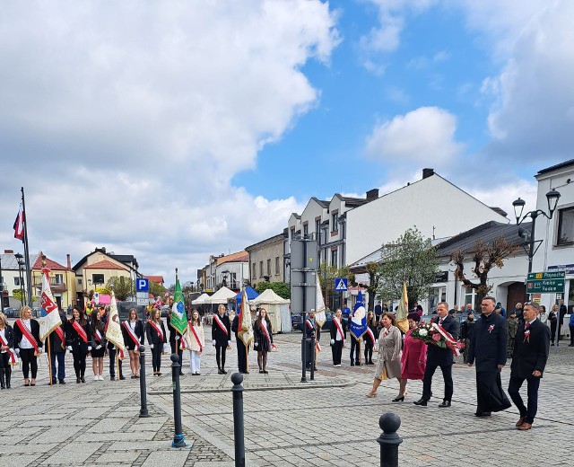 W środę, 3 maja w Szydłowcu odbyły się uroczystości z okazji obchody uchwalenia Konstytucji 3 Maja. Zobaczcie zdjęcia na kolejnych slajdach.
