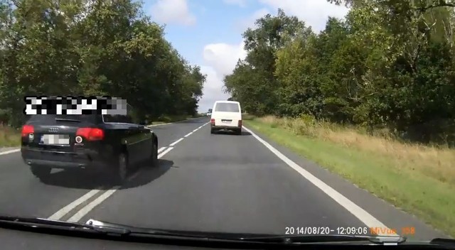 Tak wyglądają wyczyny kierowcy samochodu sfilmowanego na Autostradzie Poznańskiej.