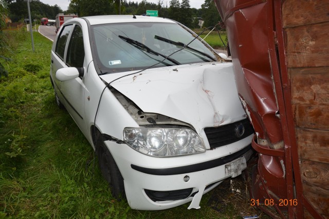 Do wypadku doszło w środę. W przyczepkę uderzył fiat punto. Trzy osoby trafił do szpitala.Było to w środę w miejscowości Bakaniuk (gmina Raczki).