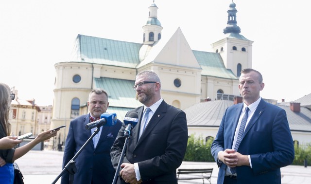 Konfederacja Wolność i Niepodległość dziś w Rzeszowie zaprezentowała liderów list w wyborach do parlamentu 2019 w podkarpackich okręgach wyborczych.