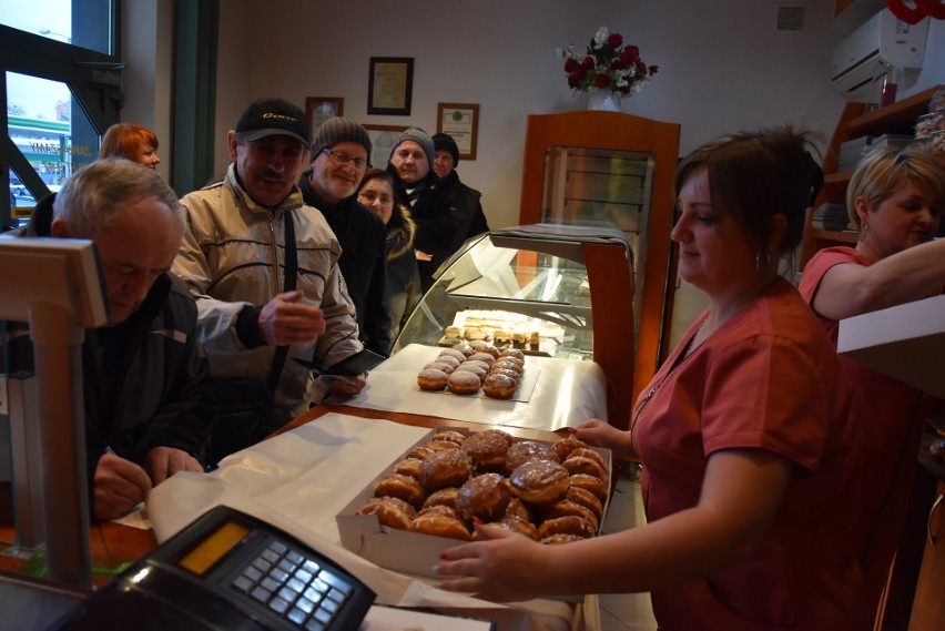 Tłusty Czwartek w Tarnowie. Długie kolejki do cukierni po pączki [ZDJĘCIA]