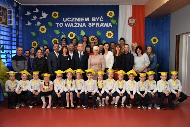 Ślubowanie pierwszoklasistów ze szkoły podstawowej w Bolminie. Do grona uczniów dołączyło 16 dzieciaków.