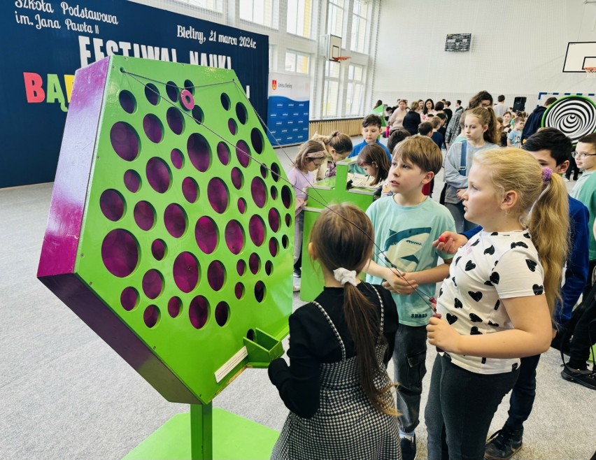 Fantastyczne atrakcje na "Festiwalu Nauki - Bądz jak Naukowiec" w Szkole Podstawowej w Bielinach. Zobaczcie zdjęcia z wydarzenia