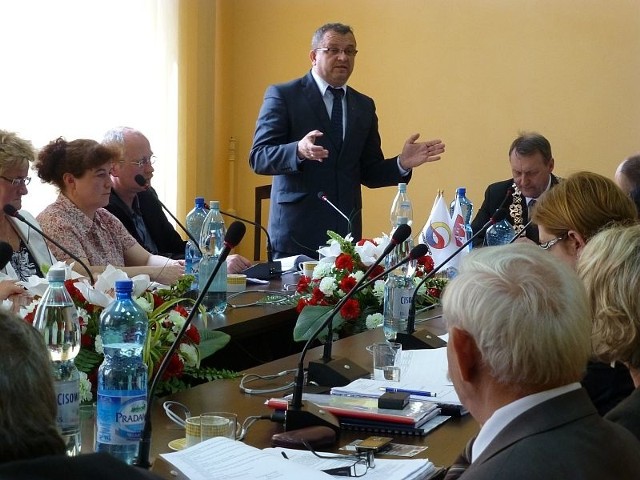 Burmistrz podziękował radnym za poparcie. Przekonywał, że gmina będzie systematycznie zmniejszać zadłużenie.