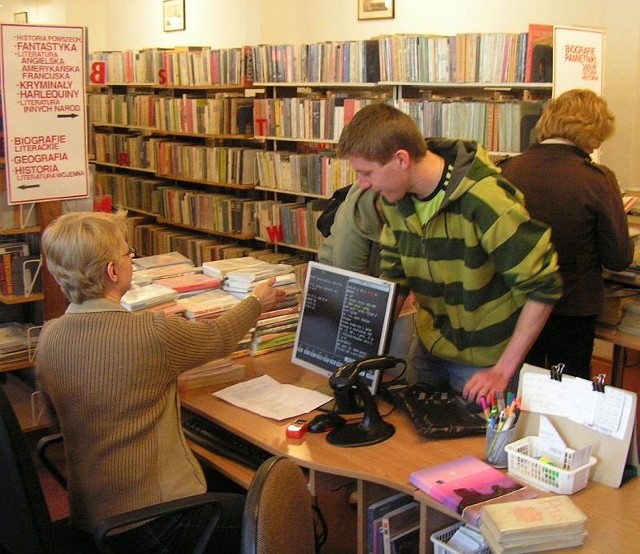 Tarnobrzeska biblioteka. Za przetrzymywanie książki po terminie bibliotekarze naliczają 10 groszy dziennie. Kary po kilkaset złotych nie są wcale rzadkością.